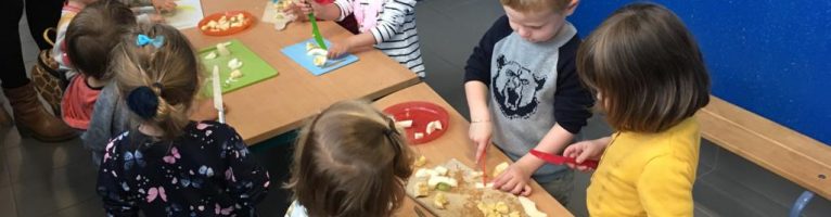 K0 en K1 maken samen fruitsalade!