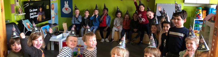 K2 maakt kennis met Nijntje tijdens de jeugdboekenmaand.